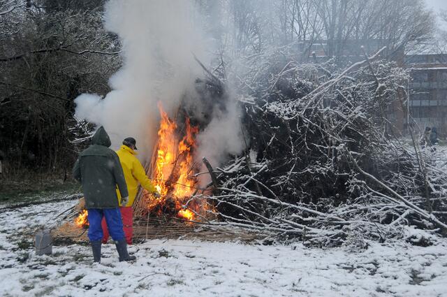 Das Osterfeuer wird entfacht