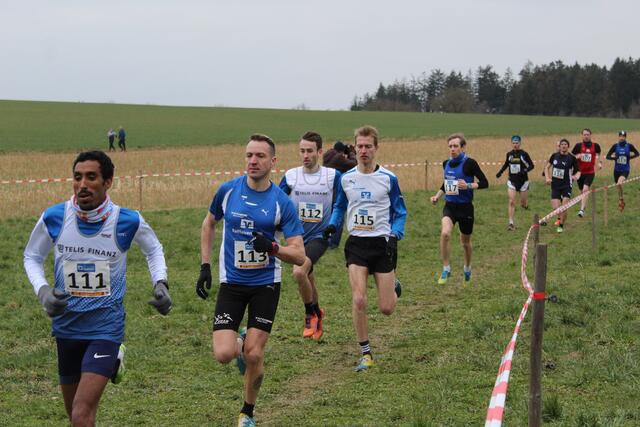 Startphase im Lauf der Männer-Langstrecke über 8800 Meter mit Tobias Gröbl (Startnummer 113) und Mario Leser (Startnummer 115)