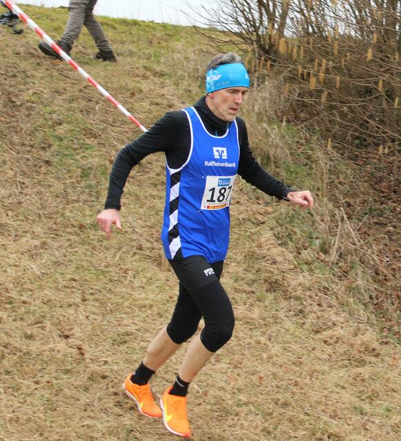 Einem ausgezeichneten vierten Platz in der Männerklasse M55 läuft Christian Raimann kurz vor dem Ziel entgegen