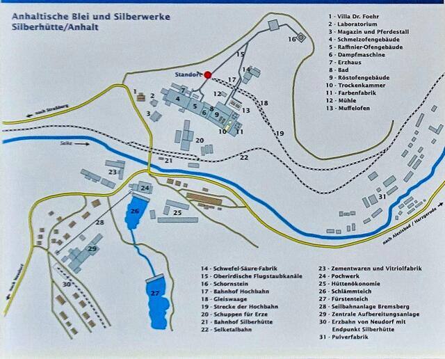 Am Standort der Hochbahn befindet sich auf einer Informationstafel auch dieser interessante  Bildausschnitt. So etwa hat der Industriestandort Silberhütte im Jahre 1900 ausgesehen.