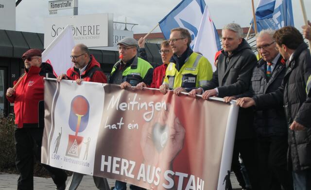 von links:
Torsten Falke, IG BCE Bezirksleiter Augsburg
Roberto Armellini, 1. Bevollmächtigter IG Metall Augsburg
Stefan Janik, Betriebsratsvorsitzender LSW
Björn Kannler, Gewerkschaftssekretär LSW der IG Metall Augsburg
Martin Kießling, Technischer Geschäftsführer LSW
Hansjörg Durz, CSU Bundestagsabgeordneter Augsburg-Land
Max Aicher, Stiftungsvorstand Max Aicher Stiftung
Georg Winter, CSU Abgeordneter Bayerischer Landtag für Augsburg-Land