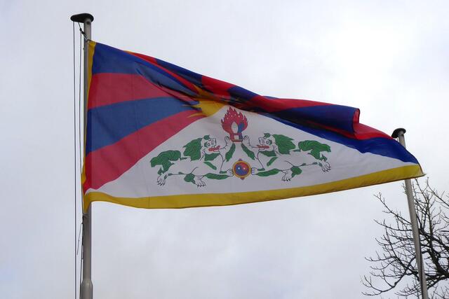 Die Flagge Tibets weht am 10.03.2023 über dem Marktplatz.