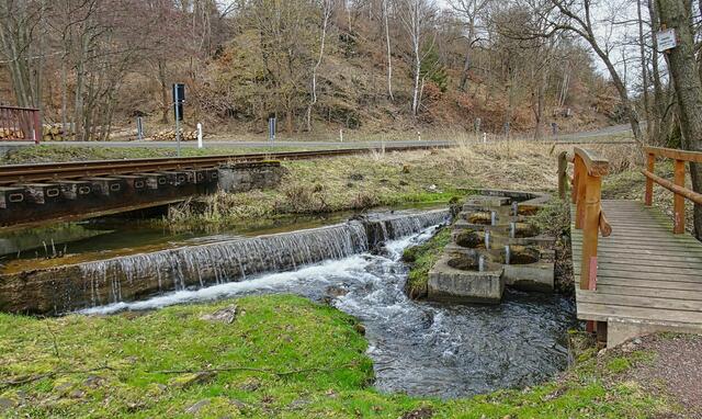 von links nach rechts die L234, Schmalspurstrecke der Selketalbahn, Uhlenbach, Fischtreppe, Brücke des Selketal -Stieges 