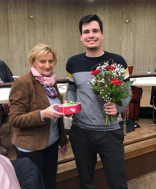 Die stellv. Bezirksbürgermeisterin Gabriele Jakob verabschiedet Jan Winneknecht.