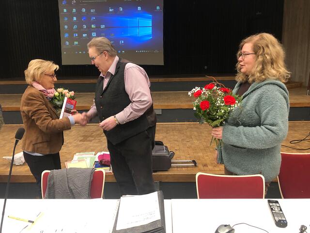 Vize-Bezirksbürgermeisterin Gabriele Jakob (l.) verpflichtet dne neuen Bezirksratsherren Dirk Battke, rechts: Dr. Gudrun Koch
