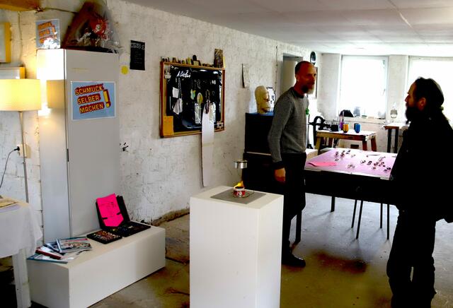 Christian Schweiger , unser Bildhauer und Maskenschnitzer, der die Habergeiss entworfen hat und bei Diedorfer Maimarkt führt, im Gespräch mit dem Silberschmied und Kunsterzieher am Gymnasium Michael Hinterleitner beim Künstlerfest 2022 in seinem ehemaligen Kursraum am Künstlerhof Diedorf, Lindenstrasse 1.