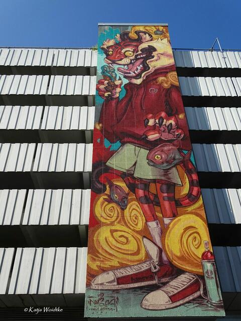 Auch 2021 fand in Hannover wieder das Street Art Festival "Hola Utopia!" statt. Weitere, farbenprächtige Murals verschönern nun zusätzlich das Stadtbild. Dieses hier stammt von Nasca One und ist am Parkhaus in der Mehlstraße zu sehen. Herzlichen Dank dafür! (Foto: Katja Woidtke)