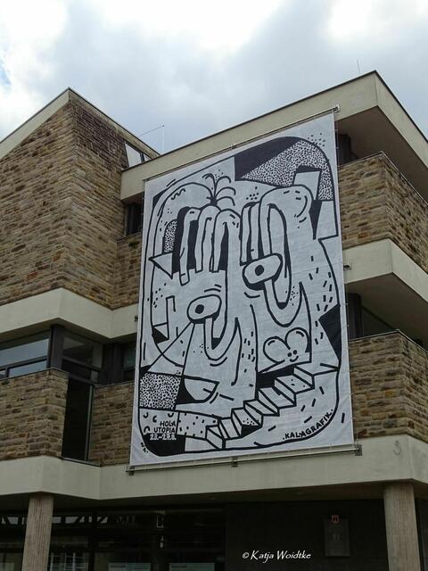 Im Rahmen des Hola Utopia! Streetart-Festivals 2021 schmückt ein Banner des Künstlerduos Kalagrafik die Fassade des Historischen Museums in Hannover - herzlichen Dank dafür! (Foto: Katja Woidtke) 