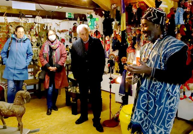 MdL.a.D. Max Strehle und viele BesucherInnen durften beim Künstlerfest 1. Mai 2022 im Haus der Kulturen und Maskenmuseum  Diedorf miterleben, wie selbst die unscheinbarsten und einfachsten Musikinstrumente in den Händen unseres Weltmusikers und Schamanen Niamy Sitson zum melodiös  klingenden Leben erwachen . Theaterpuppen fremder Länder bestimmten die neue Ausstellung.