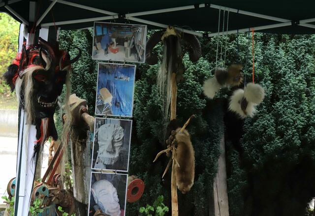 Wilde holzgeschnitzte Masken gibt es nicht nur bei Fastnachtsumzug der Gablinger Perchten und bei Künstlerfest am 1. Mai in Diedorf , sondern auch beim jährlichen Perchtenspektakel und beim Naturgeisterlauf in Diedorf am Samstag vor Heilig-Drei-könig (Ende der Rauhnächte) um 17.00 zu sehen.