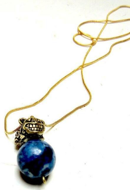 Vergoldeter Tiger aus Nordchina auf Lapislazuli-Kugel(Aus unserer Schmuckausstellung im Haus der Kulturen)