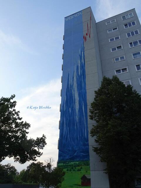 Für Aufsehen Hola Utopia! Festival 2021 sorgte das sozialkritische Graffiti "Das fehlende Drittel" des Künstlerkollektivs Cuadro Frezca in Roderbruch. Die heimelige Landschaft eines Gebirges geht hier in den Aktienkurs des Wohnungskonzerns Vonovia über, der dort die Wohnungen vermietet. Vielen Dank dafür! (Foto: Katja Woidtke)