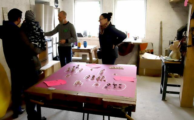 Der Silberschmied und Kunstlehrer Michael Hinterleitner zeigte am 1. Mai 2022 eine kleine Bandbreite seiner künstlerischen Arbeit. Leider hat er seinen Kursraum im Künstlerhof mittlerweile geschlossen.