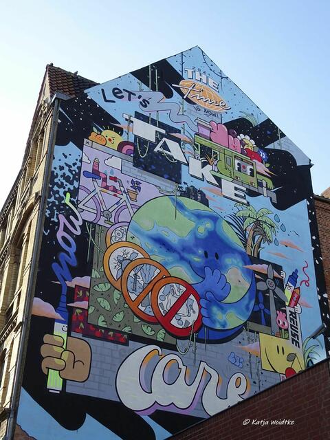 Im Rahmen des Street Art Festivals "Hola Utopia!" entstanden Ende August 2021 in Hannover tolle Wandbilder. An der Oberstraße in der Nordstadt ist u.a. dieses Mural mit einer mahnenden Botschaft von Anna T-Iron zu finden. Herzlichen Dank dafür! (Foto: Katja Woidtke)