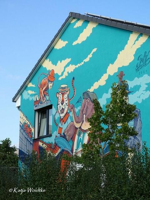 Ende August 2021 entstanden im Rahmen des Street Art Festivals "Hola Utopia!" in Hannover phantastische Wandbilder. Dieses hier haben wir in Wettbergen entdeckt. Herzlichen Dank an Rookie the Weird für das tierisch musikalische Mural! (Foto: Katja Woidtke)
