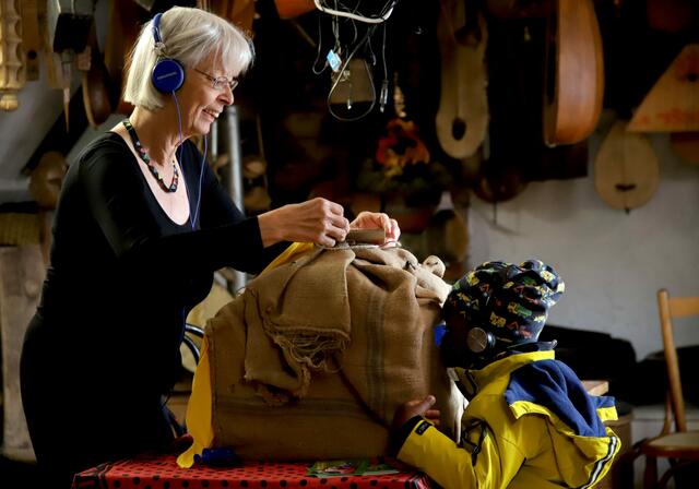 Anlässlich der großen Ausstellung an Theaterpuppen aus allen Weltkulturen entführt die bekannte Künstlerin, Uni-Pädagogin und Leiterin des Theaters "Kladeradatsch" Angelika Schäffer beim brasilianischen "Theater für eine Person" einen kleinen Zuschauer in ganz fantastisch märchenhafte Welten.