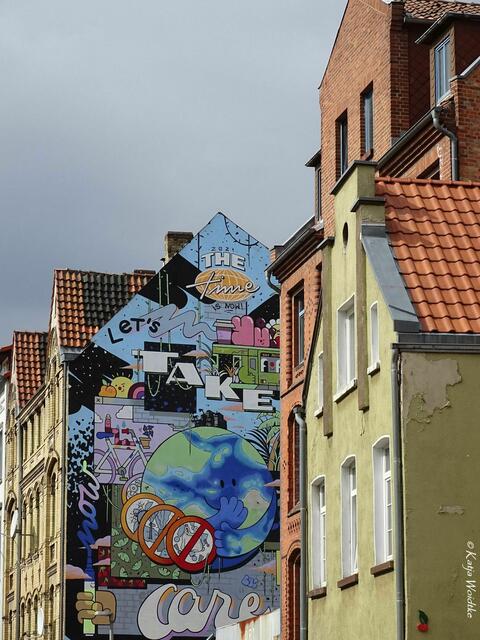 Im Rahmen des Street Art Festivals "Hola Utopia!" entstanden Ende August 2021 in Hannover tolle Wandbilder. An der Oberstraße in der Nordstadt ist u.a. dieses Mural mit einer mahnenden Botschaft von Anna T-Iron zu finden. Herzlichen Dank dafür! (Foto: Katja Woidtke)