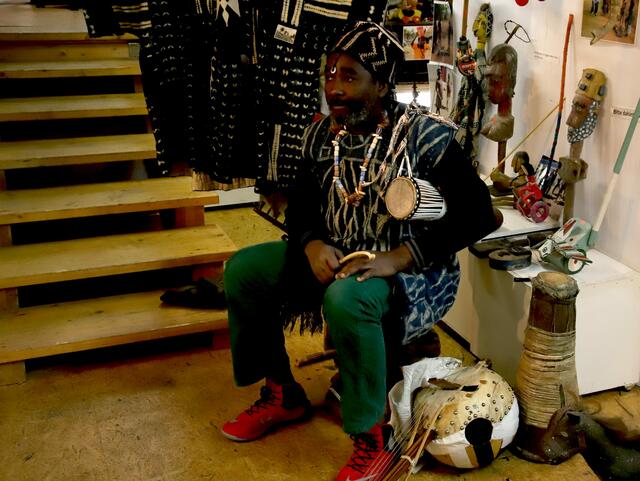 Niamy Sitson ist nicht nur begnadeter Griot, der nicht nur in Diedorf und Augsburg sondern deutschlandweit mit vielen anderen bekannten Musikern auftritt, sondern auch am Königshof seines Stammes in Kamerun zum Schamanen und naturverständigen Heiler ausgebildet ist.
