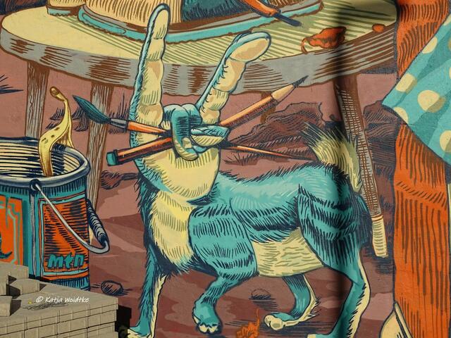 Ende August 2021 entstanden im Rahmen des Street Art Festivals "Hola Utopia!" in Hannover phantasievolle Wandbilder. In der Nordstadt haben wir dieses entdeckt. Herzlichen Dank an Rookie the Weird für das Mural, auf dem so viele, spannende Details zu sehen sind! (Foto: Archiv Katja Woidtke)