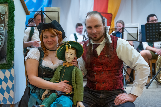 Kissinger Starkbierfest 2023 - Kathrin und Werner Freund mit Hiasl-Marionette | Foto: FSeventfoto