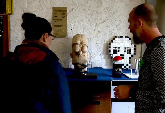 Ganz unterschiedliche Verfahren bei der Gestaltung von ausdrucksstarken Gesichtern zeigt der Künstler und Kunsterzieher Michael Hinterleitner in seinem Atelier beim Künstlerfest 2022.