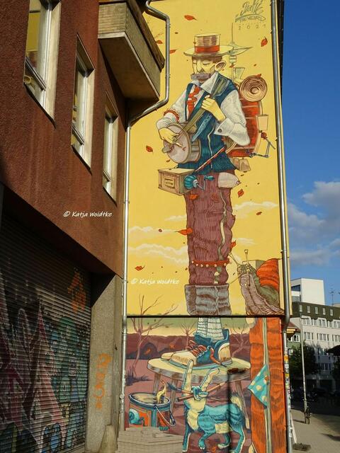 Ende August 2021 entstanden im Rahmen des Street Art Festivals "Hola Utopia!" in Hannover phantasievolle Wandbilder. In der Nordstadt haben wir dieses entdeckt. Herzlichen Dank an Rookie the Weird für das Mural, auf dem so viele, spannende Details zu sehen sind! (Foto: Archiv Katja Woidtke)
