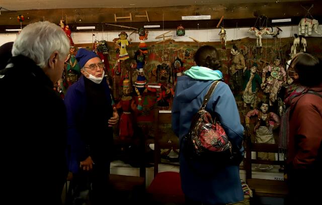 Immer noch lustiges Relikt alter Zeiten und mit Coronamaske der Hausherr und Museumsmacher Michael Stöhr erklärt, wie das ganze Dorf in Rajasthan (Indien) auf dem Marktplatz am Abend zusammen kommt und den Musikern, Maskentheater- und Puppenspieler lauscht: Vorbild für das kreative Zusammenwirken aller Künstler und Besucher im Haus der Kulturen Diedorf
