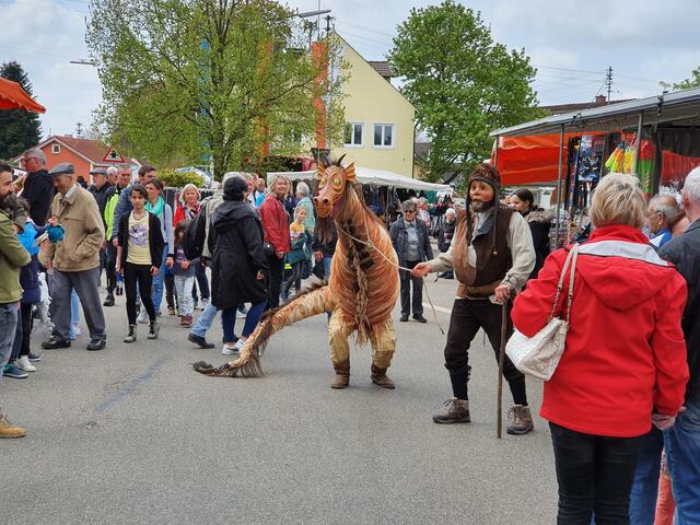 Die"Habergeiss und der Sepp" beim Künstlerfest rund ums Diedorfer Maskenmuseum. Foto: J.Lewerenz