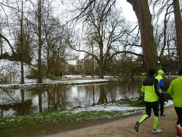 Der Parcours führt am Schlossgraben entlang.
