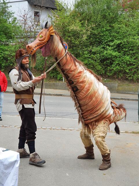 Die "Habergeiss und der Sepp" (Schnitzer und Macher: Christian Schweiger) beim Künstlerfest rund ums Diedorfer Maskenmuseum. Foto: J.Lewerenz