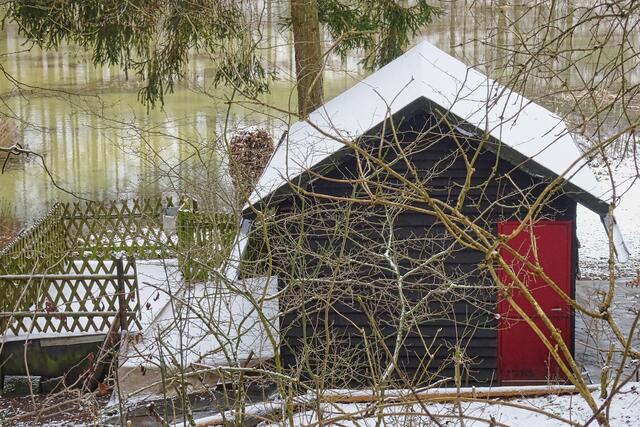 durch das angestaute Wasser stehen die Bungalows an der Wippervorsperre schon fast im Wasser