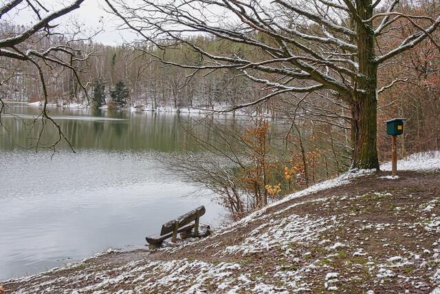 die Bank an der Stempelstelle Wippervorsperre steht schon fast im Wasser