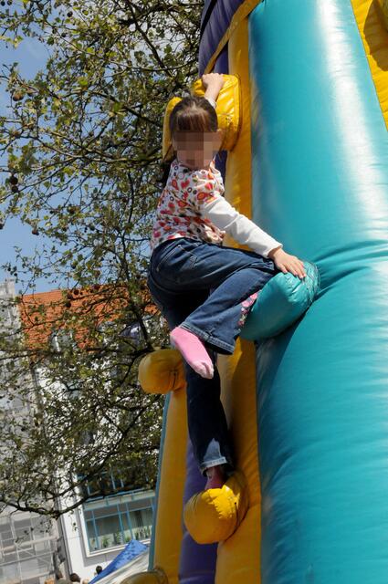 Für die Kinder der Schaulustigen gab es allerlei Angebote, etwa Kletterburgen.