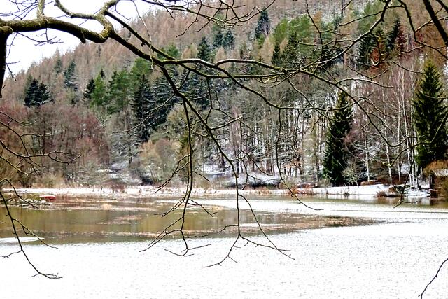 Das Wasser der Talsperre reicht fast bis zu den Bungalows