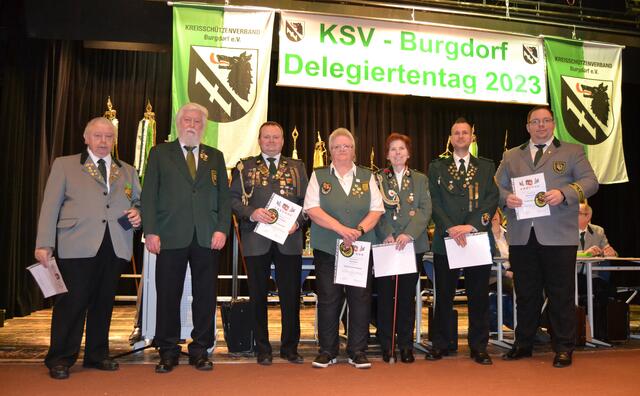 Foto 48: Geehrte Schützen: Herbert Eggert, Reinhard Zimmer / Ernennung zum Hauptschießsportleiter: Hartmut Hasberg (SV Schwüblingsen), Uta Schulz (SV Uetze), Petra Lorenz (SV Altmerdingsen), Manuel Morett (SV Uetze) und Mirco Lorenzen (SV Rethmar) v.l.n.r.