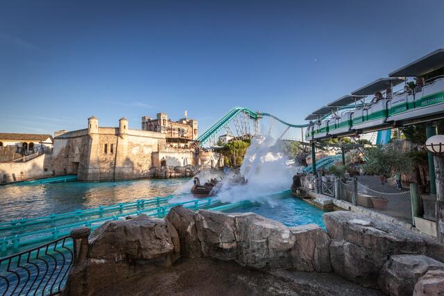 Die Wasserbahn Atlantica im portugiesischen Themenpark sorgt für erfrischenden Spaß. | Foto: Europa-Park