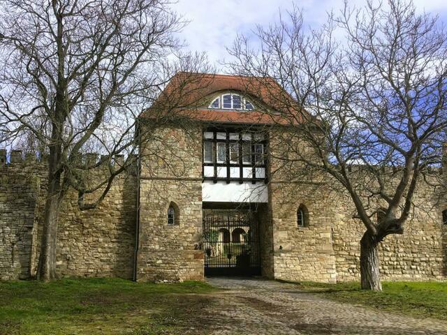 Blick durch das verschlossene Tor auf den sich im Dornröschen Schlaf befindlichen größeren Teil des Schlosses...