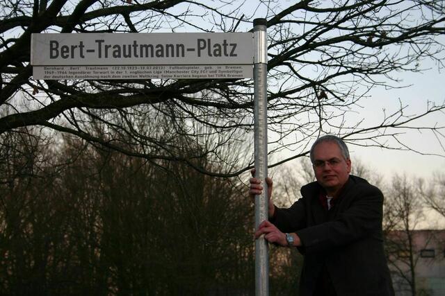 Am Ziel: Ekkehard Lentz von Tura Bremen gehört zu den Bremern, die sich für die Benennung eines Platzes nach dem früheren Weltklassetorhüter Bert Trautmann in Bremen-Gröpelingen eingesetzt haben. 