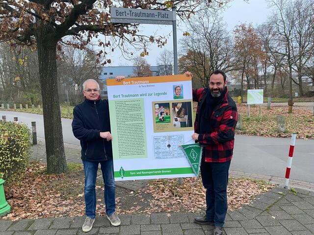 In einer Talkrunde mit dem Autor Mirco Robus (Talk im Thüringer Wald, rechts) hat Ekkehard Lentz von Tura Bremen in Dresden über das Leben des gebürtigen Bremers Bert Trautmann informiert.