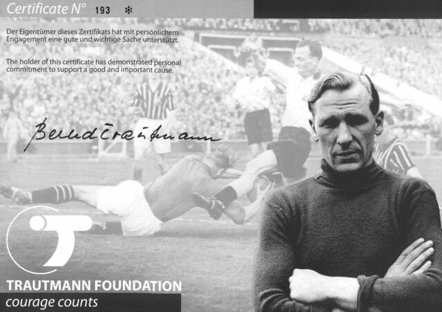 Ekkehard Lentz, der sich schon zu Lebzeiten von Trautmann dafür einsetzte, den Namen und die Geschichte dieser großen Sportler-Persönlichkeit lebendig zu erhalten, erhielt im Jahr 2008 anlässlich des 85. Geburtstags von Bert Trautmann dieses Zertifikat.