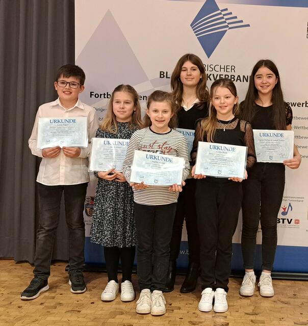 Stolz zeigen v. l. Lukas Egger, Sarah Steger, Sophia Steinle, Sofia Steger, Celina Bunk und Isabell Tschan ihre Urkunden.