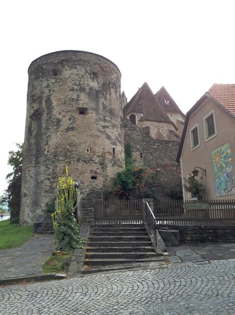Turm der früheren Wehrkirchenbefestigung und Zugang zur Wehrkirche St. Michael