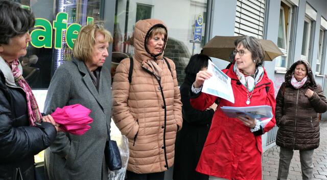 Hinweis beim Stadtrundgang auf viele Begebenheiten in der Vergangenheit | Foto: Marianne Stenglein