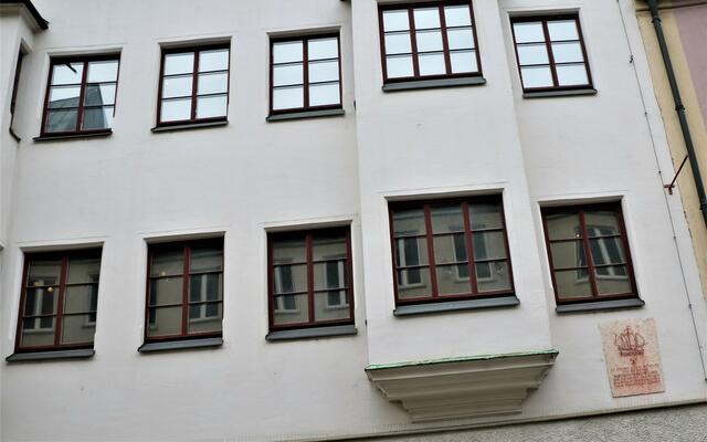 Das Haus auf unserer rechten Seite gleich nach der Metzgerei in der Annastraße 25 zeigt eine Gedenktafel, die an Bartholomäus Welser erinnert, der hier Anfang des 16. Jahrhunderts lebte. | Foto: Marianne Stenglein