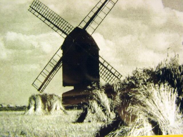 undatierte Aufnahme der damals freistehenden Bockwindmühle
