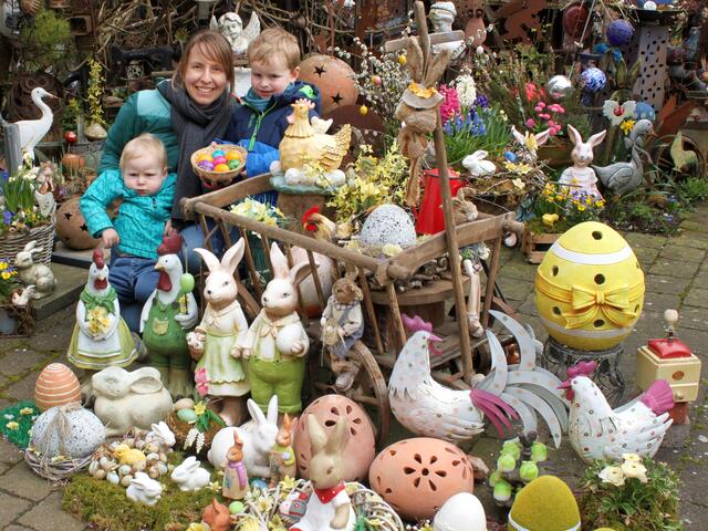 Den farbenfrohen und mit viel Liebe gestalteten Ostergarten im Anwesen der Familie Deisenhofer betrachten auch Katharina Kazik mit ihren beiden Buben Ferdinand (links) und Raphael (rechts).  | Foto: Peter Heider