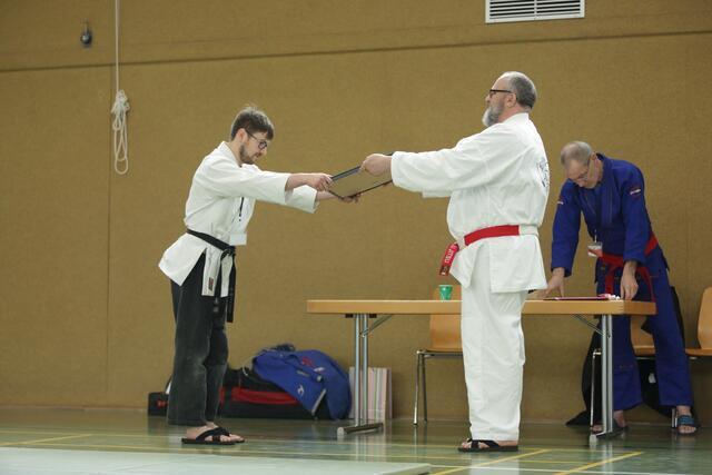 Herbert Bruns überreicht Daniel Miller die Urkunde zum dritten Dan Jiu-Jitsu | Foto: Jan Miethke