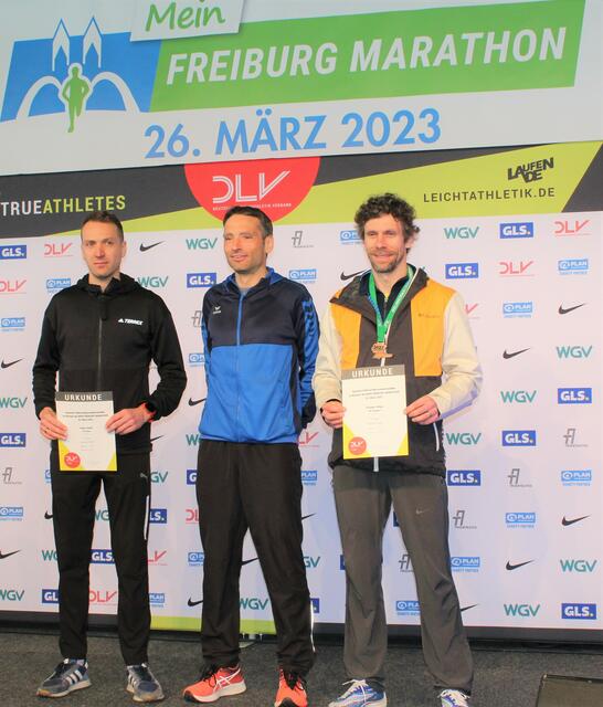 Tobias Gröbl (links) wurde in Freiburg Deutscher Vizemeister der Männer M40 - hier zusammen mit Josef Diensthuber (TSV Reischach) und Christian Wiese (TSV Burgdorf) bei der Siegerehrung