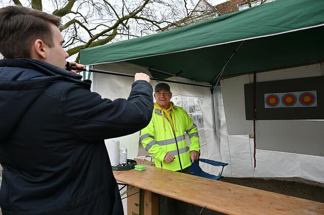 Blasrohrschießen bei den Döhrener Schützen.