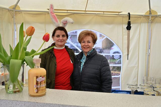 Für die IDG schenkten Gisela Steinhauer und Kathrin Putz ein Gläschen Sekt oder einen Waffelbecher mit Eierlikör aus